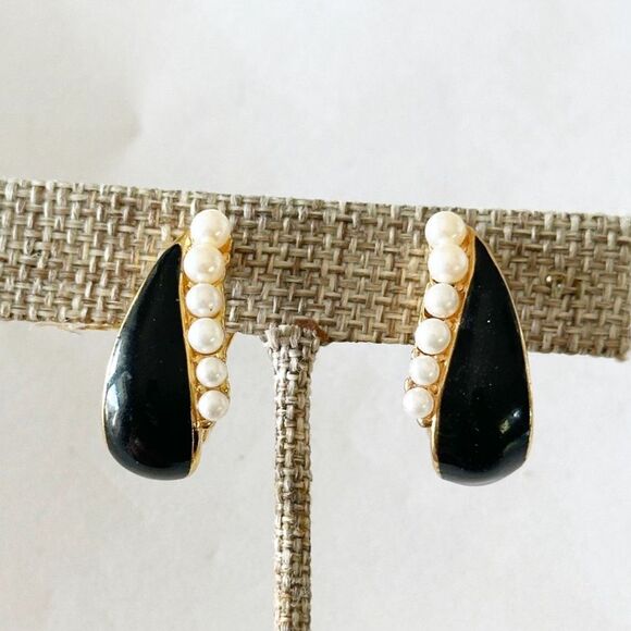 Vintage Vendome Gold Tone Black Enamel Faux Pearl Clip On Earrings - Picture 5 of 5